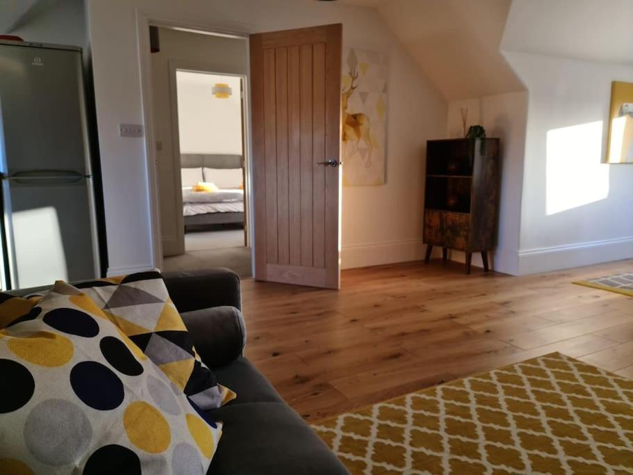Stylish Georgian Apartment In An Ideal Location Норт Уолшам Екстериор снимка